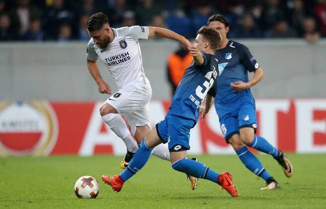 Fussball Europa League: TSG 1899 Hoffenheim - Istanbul Basaksehir, Gruppe C am 19.10.2017 in der Wirsol Rhein Neckar Arena, xmdx, Tunay Torun (23, Istanbul Basaksehir), Dennis GEIGER (32, 1899 Hoffenheim) TSG 1899 Hoffenheim - Istanbul Basaksehir