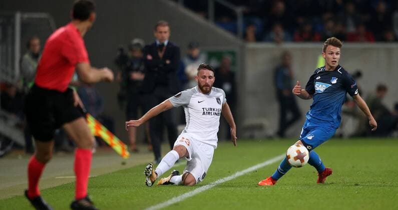 Fussball Europa League: TSG 1899 Hoffenheim - Istanbul Basaksehir, Gruppe C am 19.10.2017 in der Wirsol Rhein Neckar Arena, xmdx, Tunay Torun (23, Istanbul Basaksehir), Dennis GEIGER (32, 1899 Hoffenheim) TSG 1899 Hoffenheim - Istanbul Basaksehir