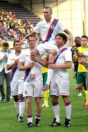 SITTARD- Voetbal, 25-05-2014, Offermans Joosten Stadion, Erewedstrijd Fernando Ricksen, All Star Team - Fortuna Sittard, Fernando Ricksen op de schouders van Mark van Bommel en Kevin Hofland erewedstrijd fernando ricksen