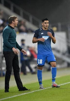 Trainer Coach Julian Nagelsmann TSG 1899 Hoffenheim im Gespräch Diskussion mit Nadiem Amiri TSG 1899 Hoffenheim gibt Anweisungen am Spielfeldrand TSG 1899 Hoffenheim vs Istanbul BB Medipol Basaksehir Europa League 19.10.2017 TSG 1899 Hoffenheim vs Istanbul BB Medipol Basaksehir