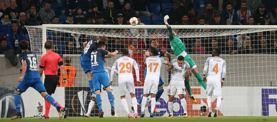 Fussball Europa League: TSG 1899 Hoffenheim - Istanbul Basaksehir, Gruppe C am 19.10.2017 in der Wirsol Rhein Neckar Arena, xmdx, Mert Günok Guenok (34, Goalkeeper, Istanbul Basaksehir) klaert TSG 1899 Hoffenheim - Istanbul Basaksehir