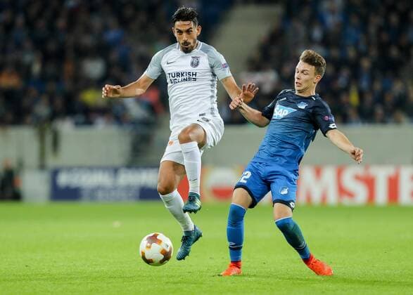 Sinsheim, Deutschland 19.10.2017, UEFA Europa League - 2017 18 Season, Gruppenphase - Gruppe C - 3. Spieltag, TSG 1899 Hoffenheim - Istanbul Basaksehir , Dennis Geiger (TSG) und Irfan Kahveci (Istanbul) im Zweikampf ( DeFodi507