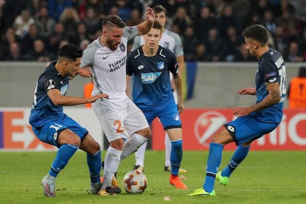 v.li.: Nadiem Amiri (Hoffenheim, 18), Tunay Torun (Istanbul, 23), Dennis Geiger (Hoffenheim, 32), Kerem Demirbay (Hoffenheim, 10), Zweikampf, Duell, duel, tackle, tackling, Dynamik, Action, Aktion, Fussball, UEFA Europa League, TSG 1899 Hoffenheim - Istanbul Basaksehir,