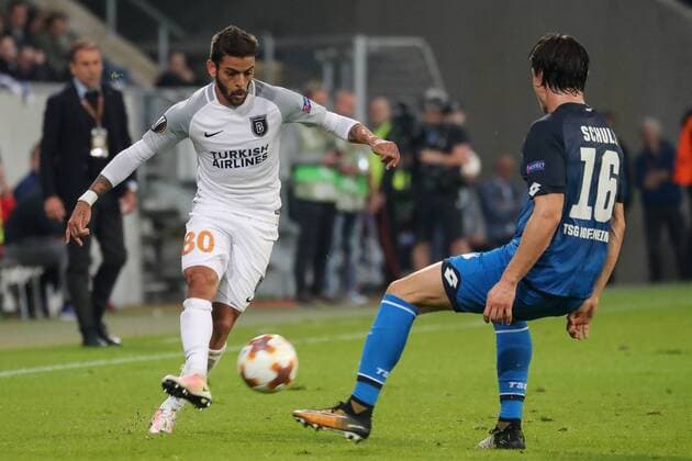 v.li.: Junior Caicara (Istanbul, 80), Nico Schulz (Hoffenheim, 16), Aktion, Action, Spielszene, Fussball, UEFA Europa League, TSG 1899 Hoffenheim - Istanbul Basaksehir,