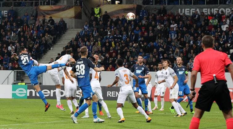 Fussball Europa League: TSG 1899 Hoffenheim - Istanbul Basaksehir, Gruppe C am 19.10.2017 in der Wirsol Rhein Neckar Arena, xmdx, 1-0 per kopfball durch Benjamin HUEBNER HÜBNER (21, 1899 Hoffenheim) gegen Mert Günok Guenok (34, Goalkeeper, Istanbul Basaksehir) , torjubel TSG 1899 Hoffenheim - Istanbul Basaksehir