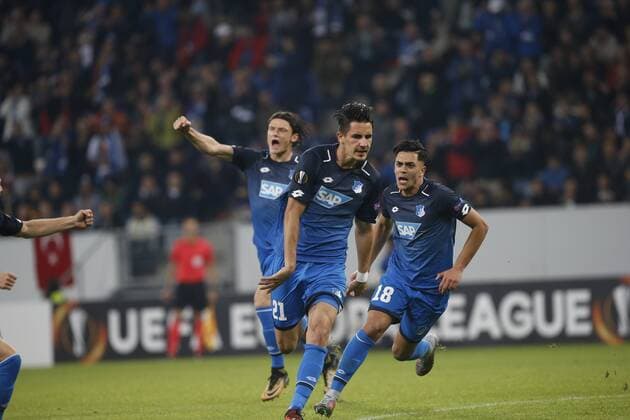Torjubel 1:0 Hoffenheim, V.li. Nico Schulz (Hoffenh) , Torschütze Benjamin Hübner (Hoffen, mitte). Rechts Nadiem Amiri (Hoffenh) . TSG 1899 Hoffenheim-Istanbul Basaksehir FK . Sinsheim, GER 19.10.2017, Europa League 2017 2018 .