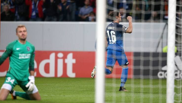 Bilder des Tages - SPORT Fussball Europa League: TSG 1899 Hoffenheim - Istanbul Basaksehir, Gruppe C am 19.10.2017 in der Wirsol Rhein Neckar Arena, xmdx, 3-0 durch Nico SCHULZ (16, 1899 Hoffenheim) gegen Mert Günok Guenok (34, Goalkeeper, Istanbul Basaksehir) , torjubel TSG 1899 Hoffenheim - Istanbul Basaksehir