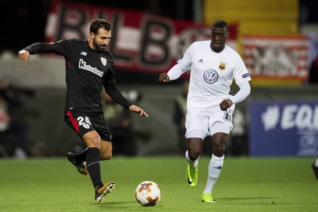 171019 Athletic Bilbaos Mikel Balenziaga och Östersunds Ronald Mukiibi under fotbollsmatchen Europa League mellan Östersund och Athletic Bilbao den 19 oktober 2017 i Östersund.  Copyright: NilsxJakobsson BB171019NJ064