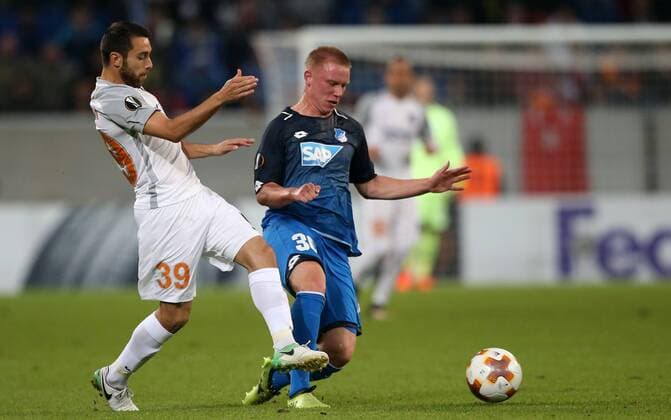 Fussball Europa League: TSG 1899 Hoffenheim - Istanbul Basaksehir, Gruppe C am 19.10.2017 in der Wirsol Rhein Neckar Arena, xmdx, Alparslan Erdem (39, Istanbul Basaksehir), Philipp OCHS (30, 1899 Hoffenheim) TSG 1899 Hoffenheim - Istanbul Basaksehir