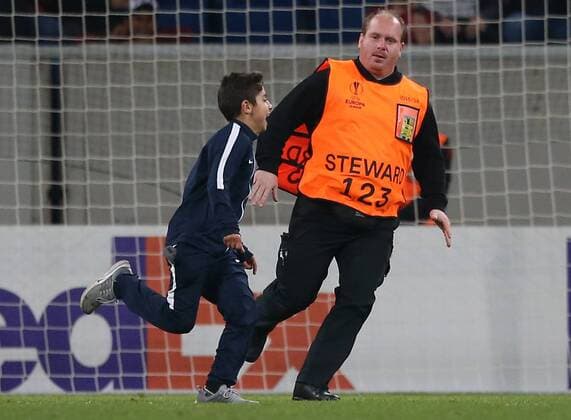 Fussball Europa League: TSG 1899 Hoffenheim - Istanbul Basaksehir, Gruppe C am 19.10.2017 in der Wirsol Rhein Neckar Arena, xmdx, kleiner flitzer auf den spielfeld TSG 1899 Hoffenheim - Istanbul Basaksehir