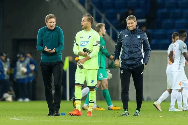 Sinsheim, Deutschland 19.10.2017, UEFA Europa League - 2017 18 Season, Gruppenphase - Gruppe C - 3. Spieltag, TSG 1899 Hoffenheim - Istanbul Basaksehir , Trainer Julian Nagelsmann (TSG) spricht mit Torwart Oliver Baumann (TSG) ( DeFodi507