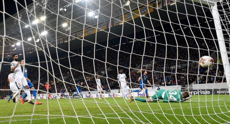 19.10.2017, xfux, Fussball Europa League, TSG 1899 Hoffenheim - Istanbul Basaksehir FK, emspor , v.l. Nico Schulz (1899 Hoffenheim), Mert Guenok (Istanbul Basaksehir FK) Goal scored, Tor zum 3:0 Sinsheim