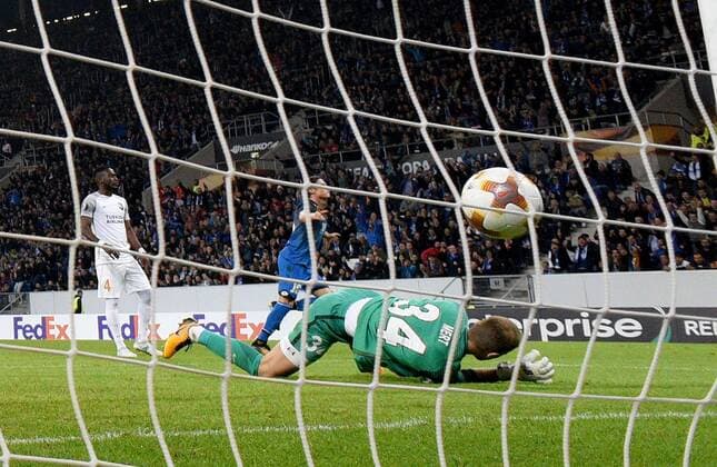 19.10.2017, xfux, Fussball Europa League, TSG 1899 Hoffenheim - Istanbul Basaksehir FK, emspor , v.l. Nico Schulz (1899 Hoffenheim), Mert Guenok (Istanbul Basaksehir FK) Goal scored, Tor zum 3:0 Sinsheim