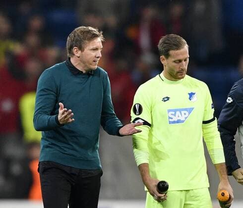 Nach dem Spiel: Trainer Coach Julian Nagelsmann TSG 1899 Hoffenheim im Gespräch Diskussion mit Torwart Oliver Baumann TSG 1899 Hoffenheim TSG 1899 Hoffenheim vs Istanbul BB Medipol Basaksehir Europa League 19.10.2017 TSG 1899 Hoffenheim vs Istanbul BB Medipol Basaksehir