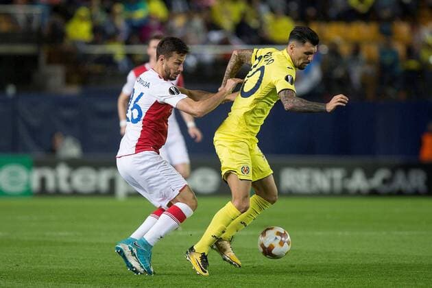 Villarreal s midfielder Roberto Soriano (R) and Slavia Prague s striker Jakub Hromada vie for the ball during the UEFA Europa League match between Villarreal and Slavia Prague at the Madrigal stadium in Castellon de la Plana, Valencian Community, Spain, 19 October 2017. Villarreal vs. Slavia Prague !ACHTUNG: NUR REDAKTIONELLE NUTZUNG!  Copyright: xDomenechxCastellóx CVA004 20171019-636440464069149982