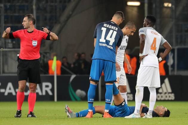 v.li.: Sandro Wagner (Hoffenheim, 14) kümmert sich um den Torschützen Nadiem Amiri (Hoffenheim, 18), der angeschlagen am Boden liegt, verletzt, Verletzung, injured, sporting injury, Fussball, UEFA Europa League, TSG 1899 Hoffenheim - Istanbul Basaksehir,
