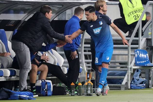 Der angeschlagene Nadiem Amiri (Hoffenheim, 18) klatscht sich mit den Spielern auf der Ersatzbank ab, Fussball, UEFA Europa League, TSG 1899 Hoffenheim - Istanbul Basaksehir,