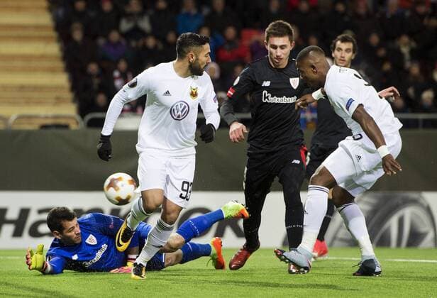 171019 Östersunds Saman Ghoddos ser pa när Salisu Abdullahi Gero gör 1-1 pa Athletic Bilbaos malvakt Iago Herrerin under fotbollsmatchen Europa League mellan Östersund och Athletic Bilbao den 19 oktober 2017 i Östersund.  Copyright: NilsxJakobsson BB171019NJ084