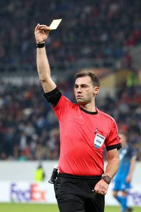 Alexej Jeskow (Aleksei Eskov, Schiedsrichter, Russland) zückt die Gelbe Karte, Verwarnung, yellow card, Fussball, UEFA Europa League, TSG 1899 Hoffenheim - Istanbul Basaksehir,