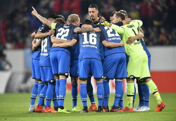 Teambuilding Vor dem Spie Kreis der Mannschaft (hinten Sandro Wagner TSG 1899 Hoffenheim ) TSG 1899 Hoffenheim vs Istanbul BB Medipol Basaksehir Europa League 19.10.2017 TSG 1899 Hoffenheim vs Istanbul BB Medipol Basaksehir
