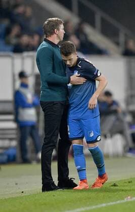 Bilder des Tages - SPORT Wechsel, Auswechslung, Einwechslung Eugen Polanski TSG 1899 Hoffenheim kommt für Dennis Geiger TSG 1899 Hoffenheim Trainer Coach Julian Nagelsmann TSG 1899 Hoffenheim bedankt sich bei Geiger Gestik, Geste TSG 1899 Hoffenheim vs Istanbul BB Medipol Basaksehir Europa League 19.10.2017 TSG 1899 Hoffenheim vs Istanbul BB Medipol Basaksehir