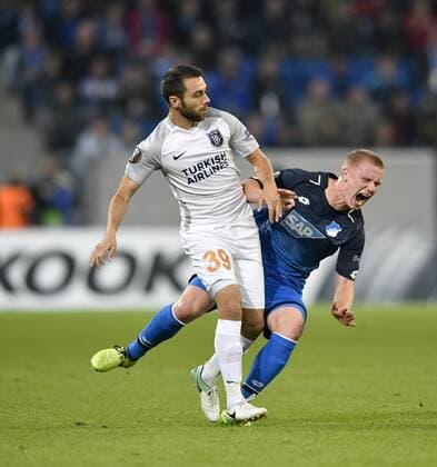 Zweikampf, Aktion Foul Alparslan Erdem Istanbul BB Medipol Basaksehir gegen Philipp Ochs TSG 1899 Hoffenheim TSG 1899 Hoffenheim vs Istanbul BB Medipol Basaksehir Europa League 19.10.2017 TSG 1899 Hoffenheim vs Istanbul BB Medipol Basaksehir