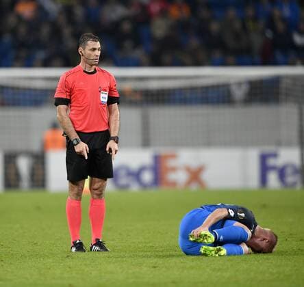 Bilder des Tages - SPORT Zweikampf, Aktion Foul Alparslan Erdem Istanbul BB Medipol Basaksehir gegen Philipp Ochs TSG 1899 Hoffenheim (am Boden) Dmitri Mosyakin (RUS) gibt Freistoß TSG 1899 Hoffenheim vs Istanbul BB Medipol Basaksehir Europa League 19.10.2017 TSG 1899 Hoffenheim vs Istanbul BB Medipol Basaksehir