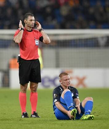 Zweikampf, Aktion Foul Alparslan Erdem Istanbul BB Medipol Basaksehir gegen Philipp Ochs TSG 1899 Hoffenheim (am Boden) Dmitri Mosyakin (RUS) gibt Freistoß TSG 1899 Hoffenheim vs Istanbul BB Medipol Basaksehir Europa League 19.10.2017 TSG 1899 Hoffenheim vs Istanbul BB Medipol Basaksehir