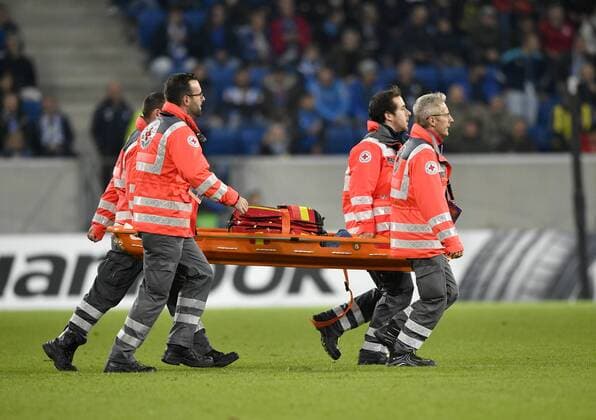 Bilder des Tages - SPORT DRK Rotkreuz Helfer mit Wanne Bahre auf Feld TSG 1899 Hoffenheim vs Istanbul BB Medipol Basaksehir Europa League 19.10.2017 TSG 1899 Hoffenheim vs Istanbul BB Medipol Basaksehir