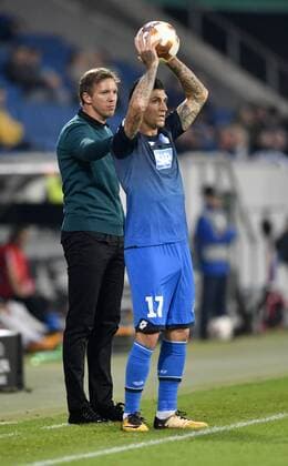 Einwurf Steven Zuber TSG 1899 Hoffenheim vor Trainer Coach Julian Nagelsmann TSG 1899 Hoffenheim TSG 1899 Hoffenheim vs Istanbul BB Medipol Basaksehir Europa League 19.10.2017 TSG 1899 Hoffenheim vs Istanbul BB Medipol Basaksehir