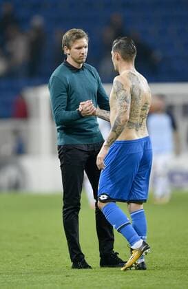 Nach dem Spiel: Trainer Coach Julian Nagelsmann TSG 1899 Hoffenheim bedankt sich bei Steven Zuber TSG 1899 Hoffenheim Gestik, Geste TSG 1899 Hoffenheim vs Istanbul BB Medipol Basaksehir Europa League 19.10.2017 TSG 1899 Hoffenheim vs Istanbul BB Medipol Basaksehir