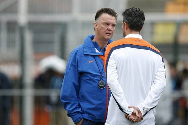SAO PAULO, 08-07-2014 , World Cup 2014 , Wereldkampioenschap Voetbal in Brazilie. Het Nederlands Elftal traint aan de vooravond van de halve finale in het Estadio Paulo Machado de Carvalho. Louis van Gaal in gesprek met Robin van Persie. nederland in sao paulo