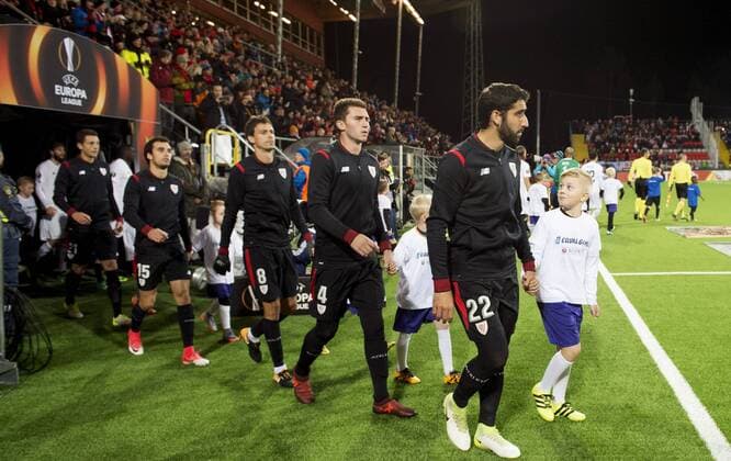 171019 Athletic Bilbaos Inigo Lekue, Ander Iturraspe, Aymeric Laporte och Raul Garcia gör entre under fotbollsmatchen Europa League mellan Östersund och Athletic Bilbao den 19 oktober 2017 i Östersund.  Copyright: NilsxJakobsson BB171019NJ091