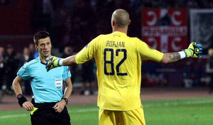 19.10.2017 Belgrade(Serbia) FK Crvena Zvezda(FC Red Star)-Arsenal Europa League men s football Benoit Bastien(L) France referee showed yellow card to Milan Borjan(r) FK Crvena Zvezda(FC Red Star) goalkeeper :Str 