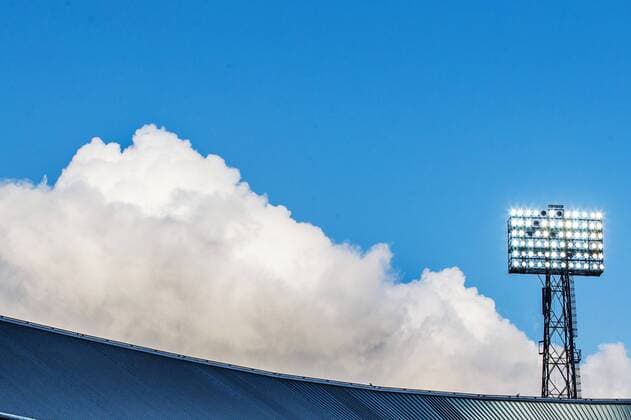 ROTTERDAM - feyenoord - heerenveen , voetbal , eredivisie , seizoen 2014-2015 , Stadion De Kuip , 16-08-2014 , Standion lampen van de kuip met een blauw en bewolkte lucht op de achtergrond feyenoord - heerenveen