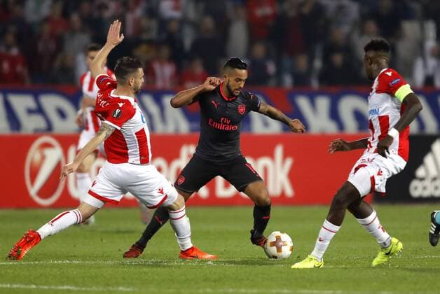 (171020) -- BELGRADE, Oct. 20, 2017 -- Crvena Zvezda s Damien Le Tallec (L) and Mitchell Donald (R) vies with Arsenal s Theo Walcott during UEFA Europa League match between Crvena Zvezda and Arsenal in Belgrade, Serbia on Oct 19. 2017. Arsenal won 1-0. ) (SP)SERBIA-BELGRADE-SOCCER-UEFA-EUROPA LEAGUE-CRVENA ZVEZDA VS ARSENAL PredragxMilosavljevic 