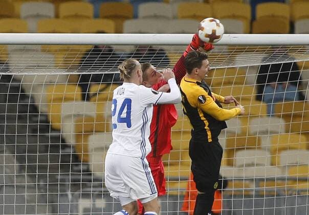 October 19, 2017 - Dynamo Domagoj Vida (L) vies for the ball with Young Boys goalkeeper David Von Ballmoos during the UEFA Europa League Group B soccer match between FC Dynamo Kyiv and FC Young Boys at the NSK Olimpiyskyi in Kyiv, Ukraine, October 19, 2017. The UEFA Europa League Group B soccer match between FC Dynamo Kyiv and FC Young Boys at the NSK Olimpiyskyi in Kyiv. - ZUMAs334 80533746st Copyright: xAnatoliixStepanovx