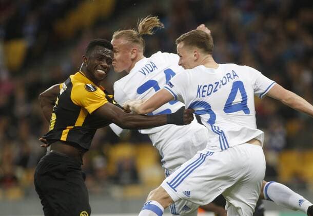 October 19, 2017 - Sekou Sanogo (L ) of Young Boys vies with Tomasz KÄâ ¢dziora ( R) of Dynamo during the UEFA Europa League Group B soccer match between FC Dynamo Kyiv and FC Young Boys at the NSK Olimpiyskyi in Kyiv, Ukraine, October 19, 2017. The UEFA Europa League Group B soccer match between FC Dynamo Kyiv and FC Young Boys at the NSK Olimpiyskyi in Kyiv. - ZUMAs334 80533777st Copyright: xAnatoliixStepanovx
