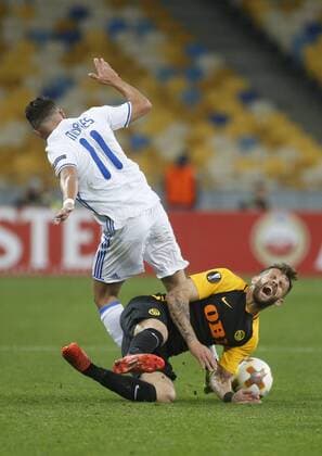 October 19, 2017 - Junior Moraes (L ) of Dynamo vies for the ball with Miralem Sulejmani (R ) of Young Boys during the UEFA Europa League Group B soccer match between FC Dynamo Kyiv and FC Young Boys at the NSK Olimpiyskyi in Kyiv, Ukraine, October 19, 2017. The UEFA Europa League Group B soccer match between FC Dynamo Kyiv and FC Young Boys at the NSK Olimpiyskyi in Kyiv. - ZUMAs334 80533860st Copyright: xAnatoliixStepanovx