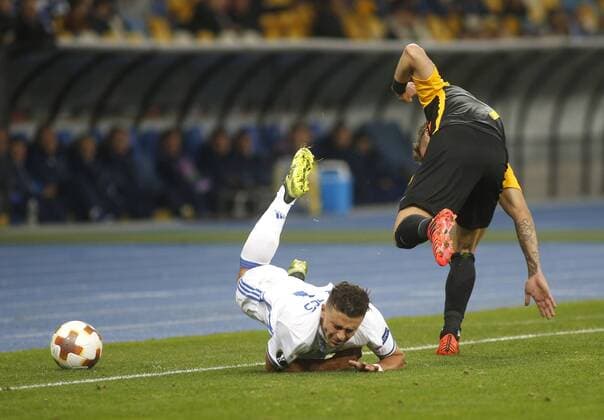 October 19, 2017 - Junior Moraes (L ) of Dynamo vies for the ball with Miralem Sulejmani (RL) of Young Boys during the UEFA Europa League Group B soccer match between FC Dynamo Kyiv and FC Young Boys at the NSK Olimpiyskyi in Kyiv, Ukraine, October 19, 2017. The UEFA Europa League Group B soccer match between FC Dynamo Kyiv and FC Young Boys at the NSK Olimpiyskyi in Kyiv. - ZUMAs334 80533894st Copyright: xAnatoliixStepanovx
