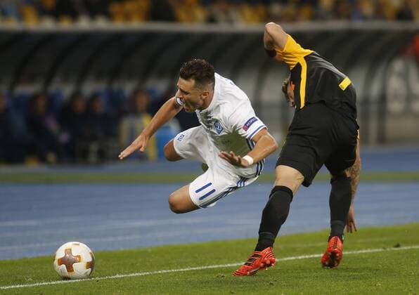 October 19, 2017 - Junior Moraes (L ) of Dynamo vies for the ball with Miralem Sulejmani (R ) of Young Boys during the UEFA Europa League Group B soccer match between FC Dynamo Kyiv and FC Young Boys at the NSK Olimpiyskyi in Kyiv, Ukraine, October 19, 2017. The UEFA Europa League Group B soccer match between FC Dynamo Kyiv and FC Young Boys at the NSK Olimpiyskyi in Kyiv. - ZUMAs334 80533915st Copyright: xAnatoliixStepanovx