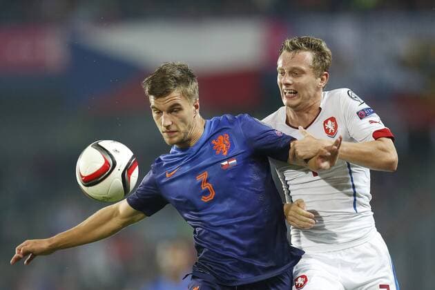 PRAAG , Stadion Generali Arena, voetbal , 09-09-2014 , EK kwalificatiewedstrijd Tsjechie - Nederland , Joel Veltman (l) met Ladislav Krejci (r) tsjechie - nederland