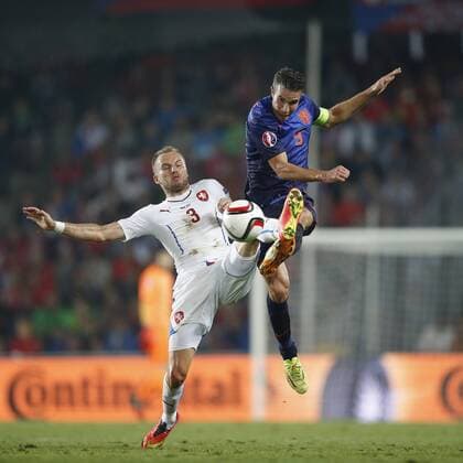 PRAAG , Stadion Generali Arena, voetbal , 09-09-2014 , EK kwalificatiewedstrijd Tsjechie - Nederland , Michal Kadlec (l) met Robin van Persie (r). tsjechie - nederland