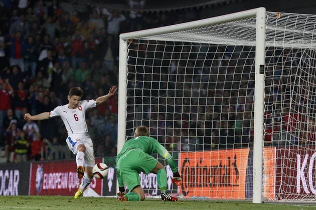 PRAAG , Stadion Generali Arena, voetbal , 09-09-2014 , EK kwalificatiewedstrijd Tsjechie - Nederland 2-1. Nederland geeft de wedstrijd vlak voor tijd weg door een blunder van Darryl Janmaat die de bal verkeerd terug op Jasper Cillessen waardoor Tsjechiespeler Vaclav Pilar (6) de 2-1 kan scoren. tsjechie - nederland