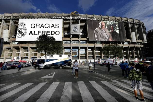 MADRID, 23-09-2014 Estadio Bernabeu, Spaans voetbal Primera Division, seizoen 2014 - 2015. Real Madrid - Elche CF 5-1. Stadionfoto voorzijde met afbeelding van Alfredo di Stefano real madrid - elche *** Madrid 23 09 2014 Estadio Bernabeu Spanish Football Primera Division season 2014 2015 Real Madrid ELCHE CF 5 1 stadium photo front with image from Alfredo di Stefano Real Madrid ELCHE 