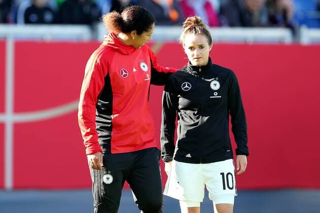 Deutschland, Wiesbaden, Brita-Arena, 20.10.2017, Fussball, Frauen, WM Qualifikation, Deutschland - Island Bild: v. lk. Trainer Steffi Jones (Deutschland) und Lina Magult (Deutschland, 10) Copyright: HMBxMedia xHeikoxBecker
