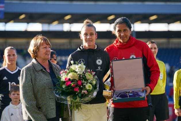 Simone LAUDEHR, DFB 6. Ehrung zum 100. Laenderspiel mit Steffi JONES, Trainerin Cheftrainerin DFB Damen DEUTSCHLAND - ISLAND Fussball Laenderspiel Damen Qualifikation zur WM 2019 in Frankreich , Wiesbaden, Deutschland 20.10.2017