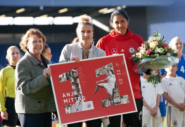 Bilder des Tages - SPORT Verabschiedung von Anja Mittag mit Steffi JONES, Trainerin Cheftrainerin DFB Damen DEUTSCHLAND - ISLAND Fussball Laenderspiel Damen Qualifikation zur WM 2019 in Frankreich , Wiesbaden, Deutschland 20.10.2017