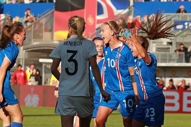 20.10.2017, xavx, Fussball WM Qualifikation Frauen, Deutschland - Island, emspor, v.l. celebrate the goal, Torjubel zum 0:1 durch Dagny Brynjarsdottir (Island Iceland) Wiesbaden