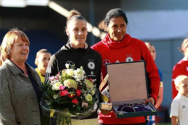 20.10.2017, xavx, Fussball WM Qualifikation Frauen, Deutschland - Island, emspor, v.l. Simone Laudehr wird für ihr 100. Länderspiel geehrt. Bundestrainerin Steffi Jones (Deuschland Germany) Wiesbaden